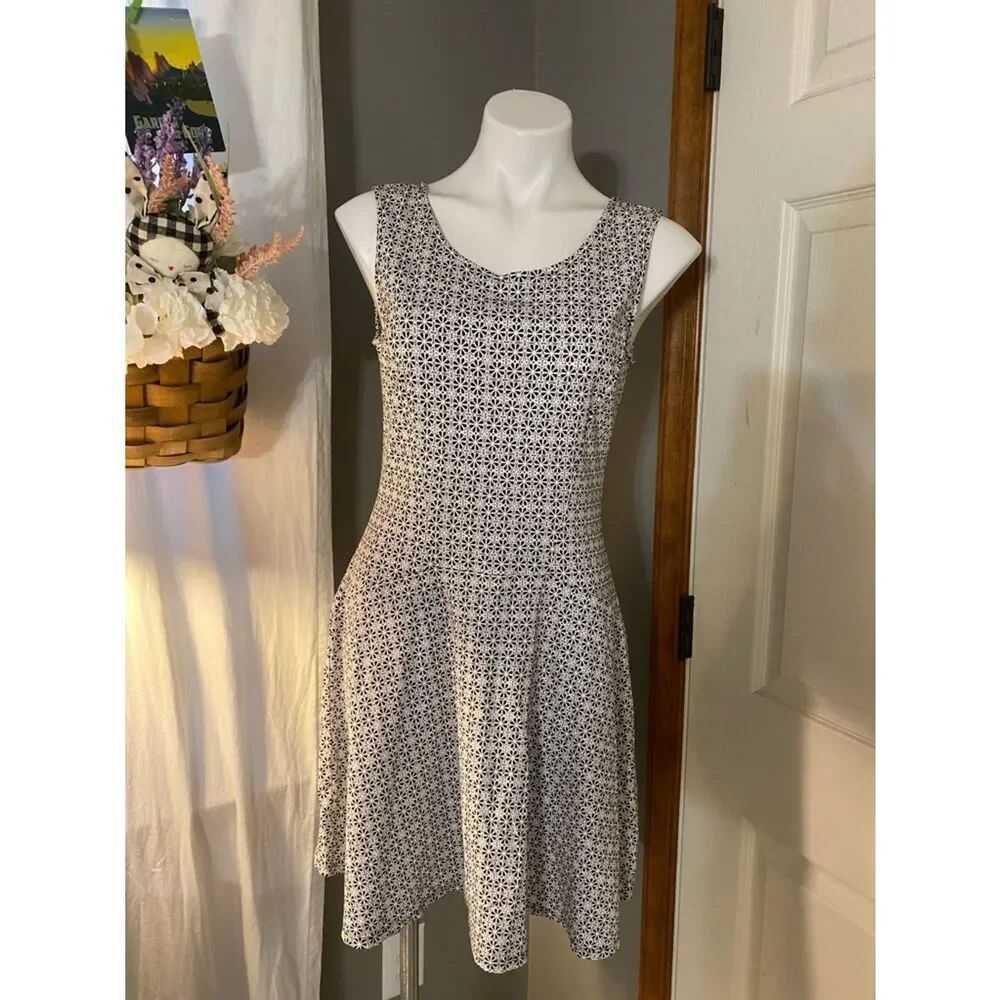 New York & Company Sleeveless White Floral Fit-and-Flare Dress